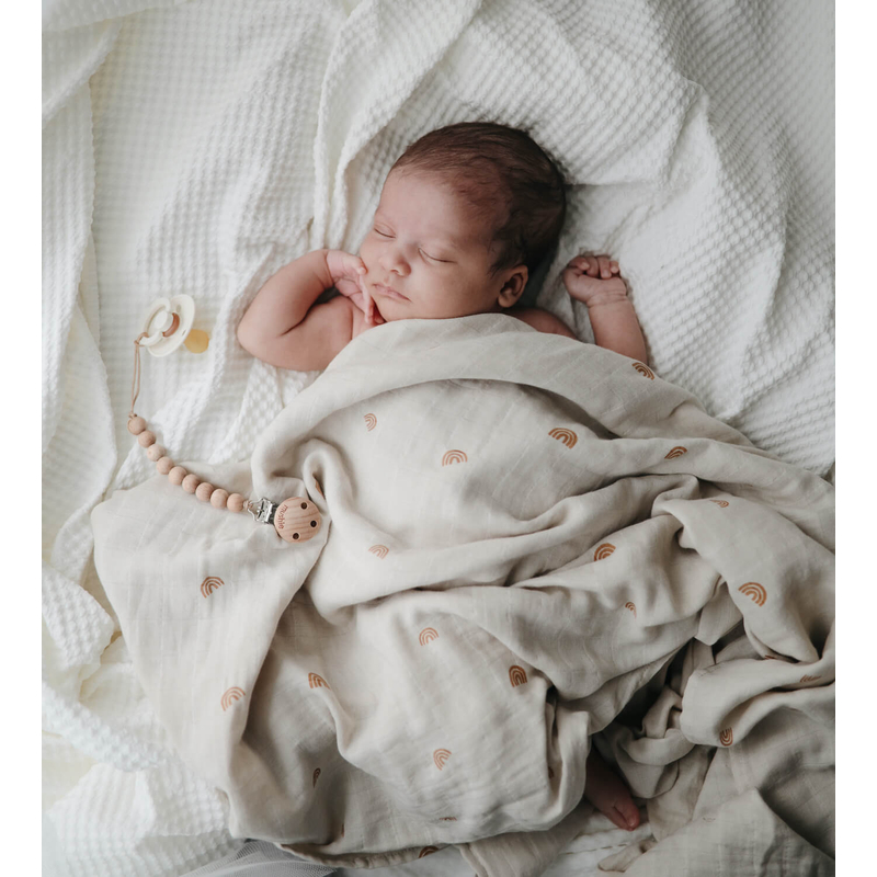 Mushie muszlin pólya szivárvány babával